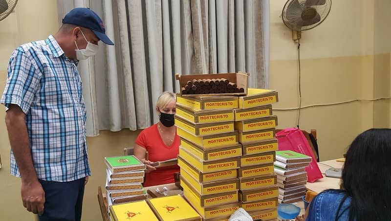 Ministro de la Agricultura de Cuba acompaña a sus trabajadores en jornada voluntaria celebrando el Día de la Rebeldía Nacional