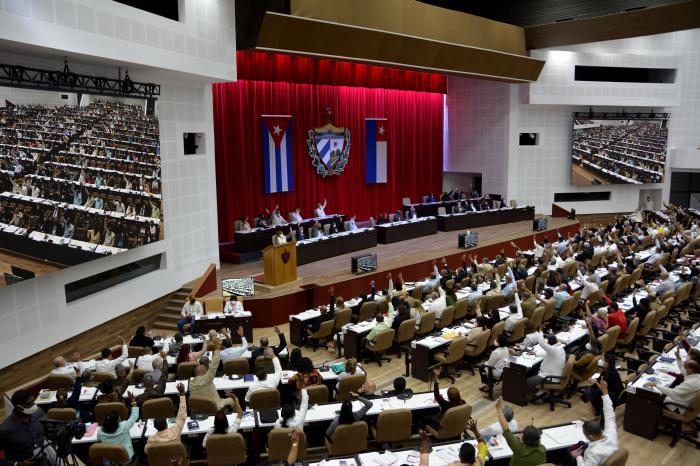 Asiste Raúl a última jornada del Octavo Periodo de Sesiones del Parlamento