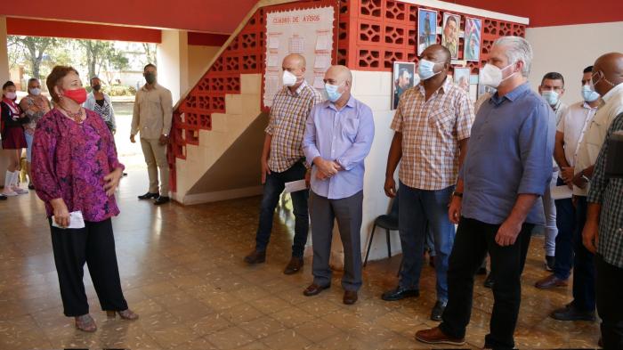 Presidente de Cuba recorre el Consejo Popular Ceballos