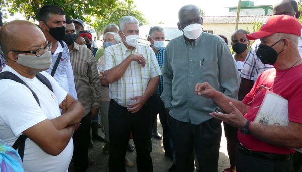 Esteban Lazo recorrió áreas de la agricultura de Pinar del Río