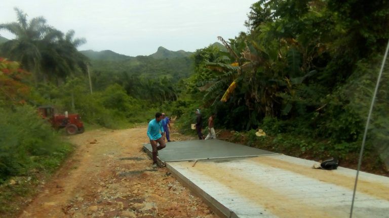 Transformación social en las montañas de Cienfuegos. Fundicion de hormigon en Loma Azul vial de acceso a la comunidad de El Mamey