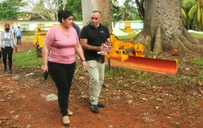 Gladys Martinez Verdecia Primera Secretaria PCC en Artemisa visito la UCTB, soluciones al sector agropecuario