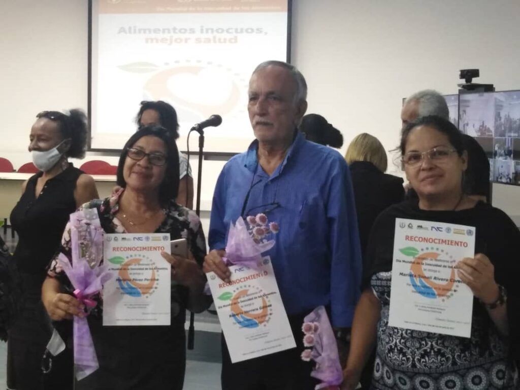 Reconocen al Dr. en Medicina Veterinaria Roberto Herrera Gámez por en acto central por el Día Mundial de la Inocuidad de los Alimentos