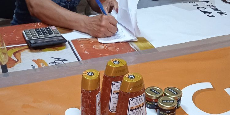 La miel entre los productos mas demandados en la apertura caimitense