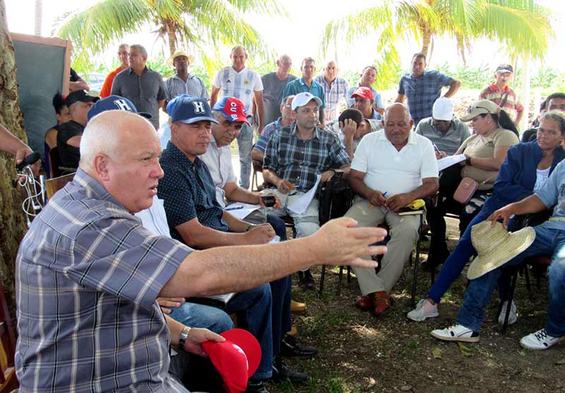 Encuentro Viceprimer Ministro Jorge Luis Tapia Fonseca con campesinos e integrantes de formas productivas asociadas a la Empresa Agropecuaria Guatemala, Para destrabar la producción agropecuaria en Mayarí.