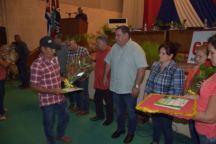 Tabacaleros van por mas 1