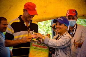 Entrega de reconocimientos a productores del Polo Productivo Ramón 2, en el municipio de Cueto. Fotos: Heidi Calderón Sánchez. Entrega de reconocimientos a productores del Polo Productivo Ramón 2, en el municipio de Cueto. Fotos: Heidi Calderón Sánchez.