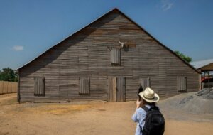 Una de las nuevas casas de cura de tabaco en las plantaciones de Reinel Rojas Medina, en La Coloma, Pinar del Río. Foto: Ismael Francisco / Cubadebate. Una de las nuevas casas de cura de tabaco en las plantaciones de Reinel Rojas Medina, en La Coloma, Pinar del Río. Foto: Ismael Francisco / Cubadebate.