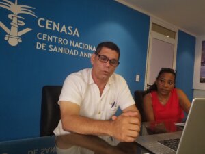 Yolanda y Alain participaron en el diagnóstico de la influenza aviar. Foto: Ana Margarita González