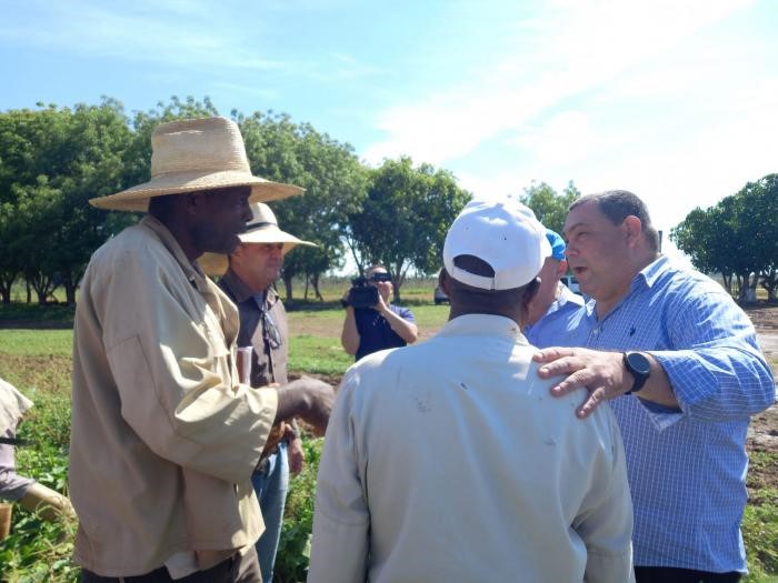 El miembro del Secretariado Félix Duarte Ortega, se interesó por el funcionamiento de los colectivos laborales. Foto: Salabarría, Oscar