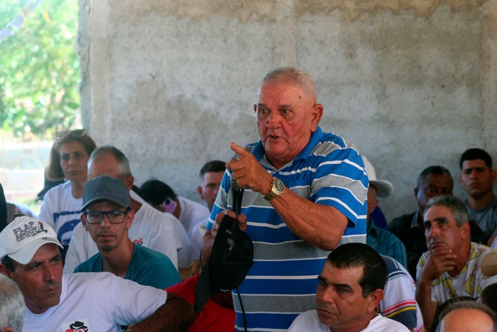 Julio Rodríguez, veguero de Camajuaní, relató aspectos negativos que limitan las producciones de tabaco a sol en palo en el municipio. (Foto: Luis Machado Ordetx)