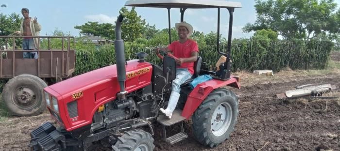 El joven productor Rody Carmenaty Castañeda es uno de los usufructuarios vinculados al polo productivo que ha sido beneficiado con la entrega de un tractor. Foto: Luis Alberto Portuondo