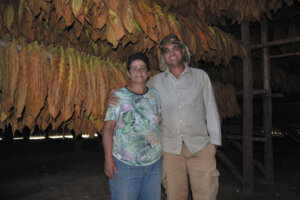 Ellesmere sostiene a Nilda para que ella apueste por sus sueños Fotos/ Januar Valdés Barrios Ellesmere sostiene a Nilda para que ella apueste por sus sueños Fotos/ Januar Valdés Barrios