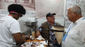 Alexandre Corona Quintero, gobernador de Cienfuegos y Nelson Domínguez, reconocido artista visual visitan el stand del PDL. / Foto: Roberto Alfonso Lara Alexandre Corona Quintero, gobernador de Cienfuegos y Nelson Domínguez, reconocido artista visual visitan el stand del PDL. / Foto: Roberto Alfonso Lara