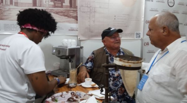 Alexandre Corona Quintero, gobernador de Cienfuegos y Nelson Domínguez, reconocido artista visual visitan el stand del PDL. / Foto: Roberto Alfonso Lara