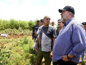 Marrero Cruz (D) se interesó por los estragos ocasionados a la agricultura. Foto tomada de Prensa Latina Marrero Cruz (D) se interesó por los estragos ocasionados a la agricultura.Foto tomada de Prensa Latina
