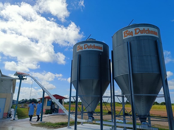 Silos de la Granja automatizada UEB 28 de enero, en Pinar del Río. Foto: Thalía Fuentes/ Cubadebate