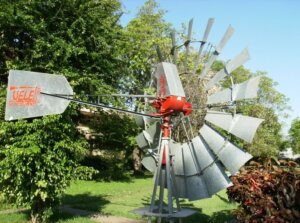 Los molinos de viento son muy importantes en las fincas ganaderas. Los molinos de viento son muy importantes en las fincas ganaderas.