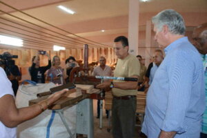 Díaz-Canel destacó la ingeniosidad de haber creado sus propias máquinas de trabajo y valoró la belleza y utilidad de las producciones. Díaz-Canel destacó la ingeniosidad de haber creado sus propias máquinas de trabajo y valoró la belleza y utilidad de las producciones.