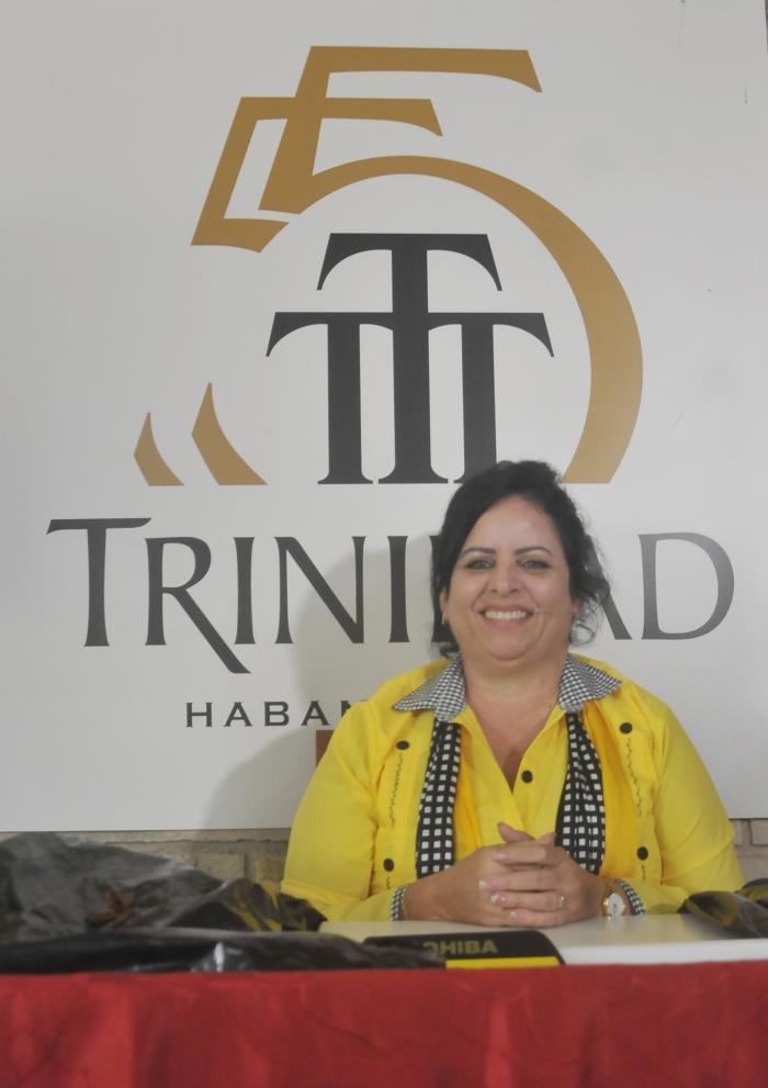 Ana Isel Mederos Cano, especialista principal de calidad de la Empresa de tabaco torcido El Laguito, dio una clase magistral de cómo torcer un Habano, un difícil arte, que necesita años de entrenamiento. Foto: Ismael Batista Ramírez