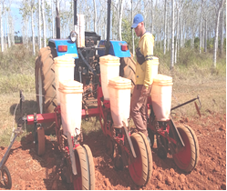 Sembradora de tres surcos para trabajo en áreas de agricultura de conservación.