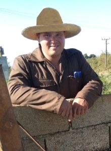 Esta finca la levante a pulmon chapeando maleza marabu sacando piedras y sembrando hasta el ultimo pedacito afirma Jaime un joven de corazon campesino Foto Ortelio Gonzalez Martinez Esta finca la levante a pulmon chapeando maleza marabu sacando piedras y sembrando hasta el ultimo pedacito afirma Jaime un joven de corazon campesino Foto Ortelio Gonzalez Martinez