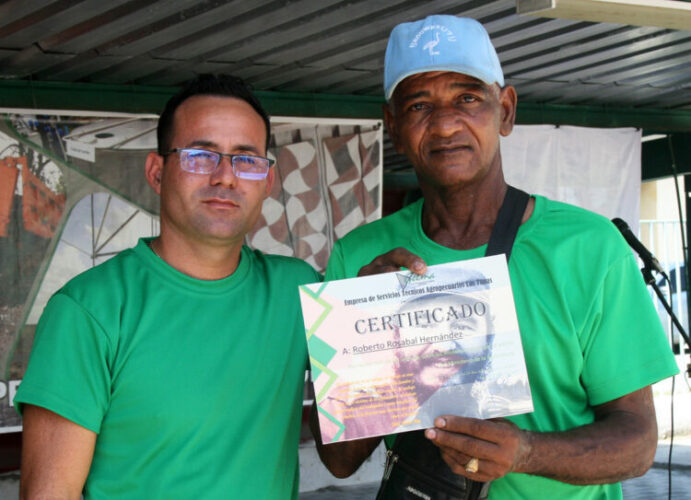 En el acto fueron reconocidos trabajadores con destacado desempeño. Foto: Ángel Chimeno Pérez