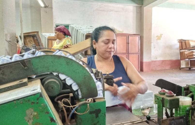 No puedo vivir lejos de la fábrica, asegura Yuneisi López.