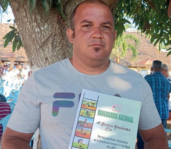 Yosdeni Hernández, uno de los jóvenes campesinos destacado en su labor. Foto: Raquel Sierra