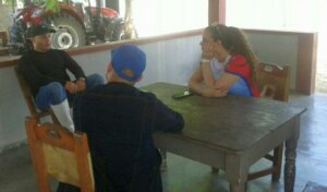 El joven campesino departe con Meyvis Estévez Echevarría, primera secretaria de la UJC en el país. (Foto: Facebook). El joven campesino departe con Meyvis Estévez Echevarría, primera secretaria de la UJC en el país. (Foto: Facebook).