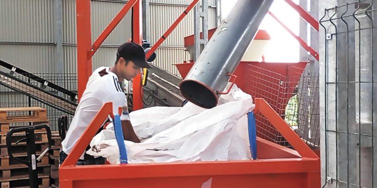 DIEZ TRABAJADORES en turnos de ocho horas diarias tienen la responsabilidad de lograr las 1 394 toneladas de sustratos necesarias para la campaña tabacalera. Fotos: JART