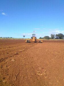 La nivelación del terreno decide en que haya mayores niveles productivos del arroz. Foto: Julio Martínez Molina La nivelación del terreno decide en que haya mayores niveles productivos del arroz. Foto: Julio Martínez Molina